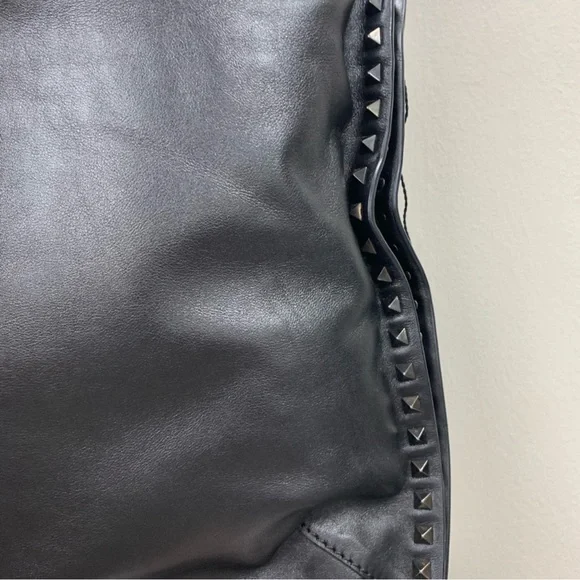 Valentino Garavani black leather Studded tote bag - Picture 2 of 9